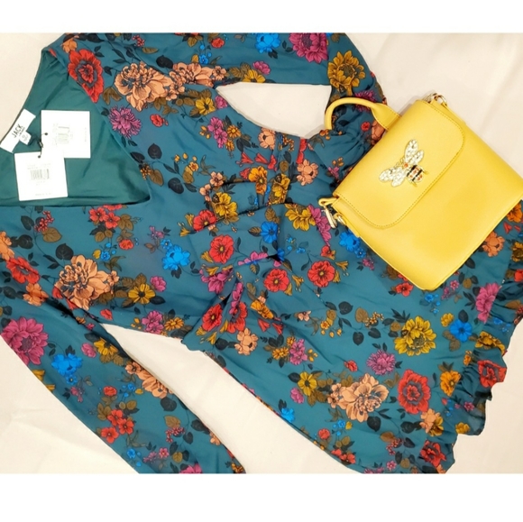 NEW: CASUAL V-NECK SKATER STYLE DRESS - Picture 2 of 8